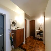 台東区小島の売買物件/玄関。電動自転車のバッテリー充電ができるよう、靴箱下にはコンセント