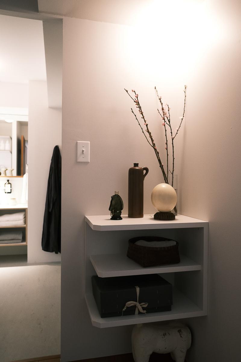 台東区小島の売買物件/洗面室前の飾り棚