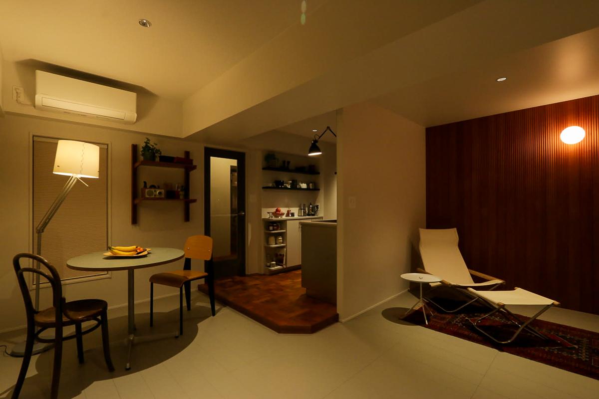 台東区小島の売買物件/あえて明るすぎない照明設計にしています。光量が足りなければフロアライトを設置できるよう、コンセント多めな設計