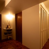 台東区小島の売買物件/夜の玄関ホール