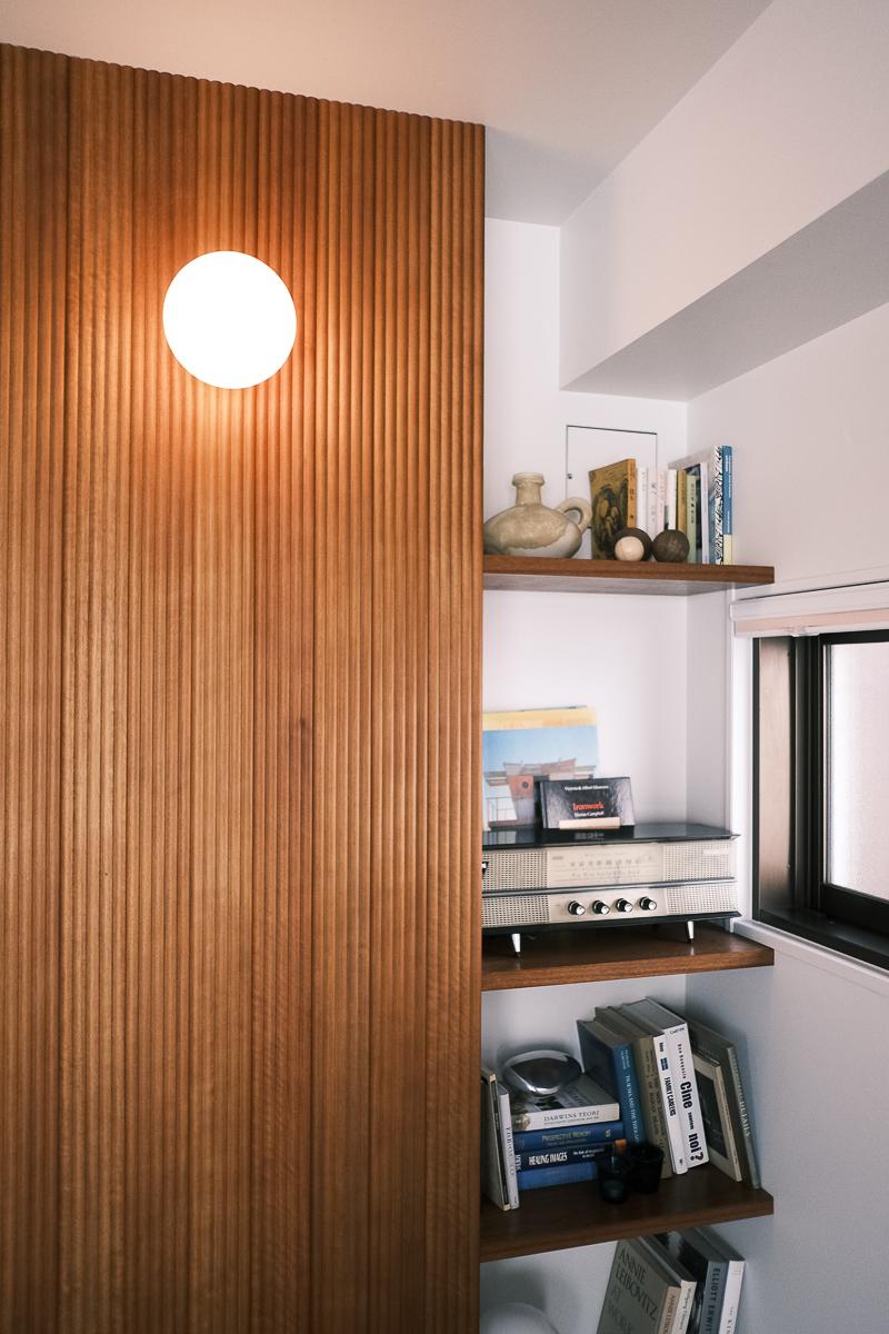 台東区小島の売買物件/壁にあしらわれたウッドパネルと飾り棚が良い塩梅