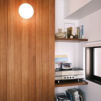 台東区小島の売買物件/壁にあしらわれたウッドパネルと飾り棚が良い塩梅