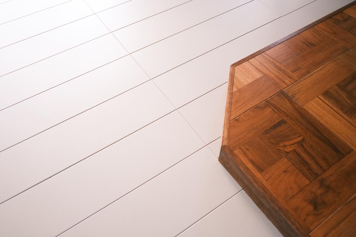 台東区小島の売買物件/キッチン周辺はチークウッドのパーケットフローリング、リビング全体は白塗装のフローリング