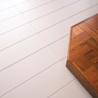 台東区小島の売買物件/キッチン周辺はチークウッドのパーケットフローリング、リビング全体は白塗装のフローリング