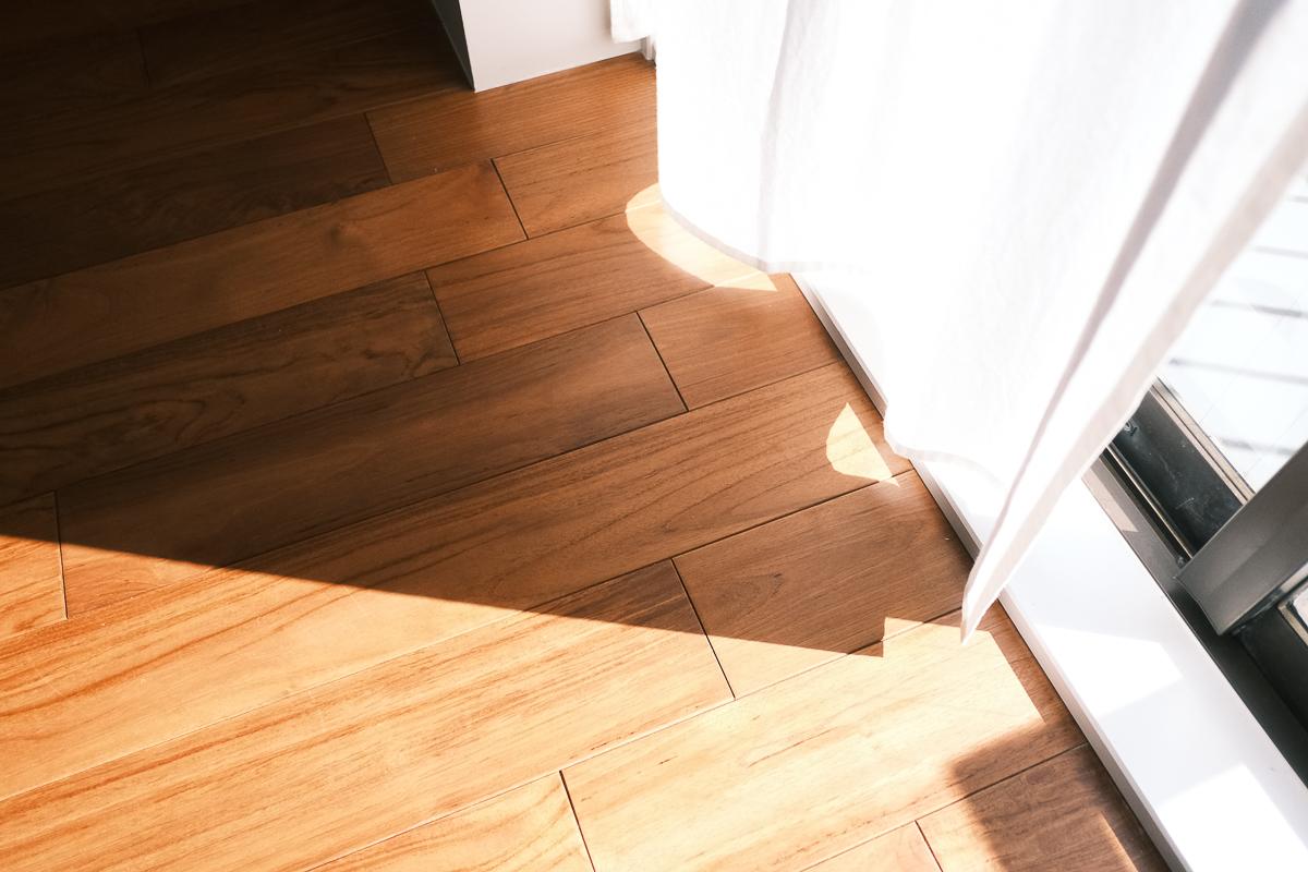 台東区小島の売買物件/寝室は色味の良いチークウッドの無垢フローリング