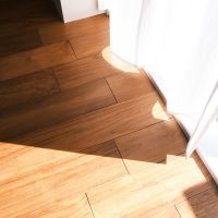 台東区小島の売買物件/寝室は色味の良いチークウッドの無垢フローリング