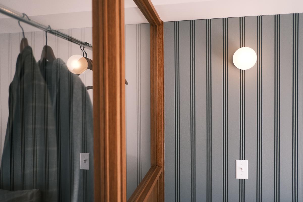 台東区小島の売買物件/寝室には雰囲気のよいスリットの入ったパネルや、木製のパーテーション