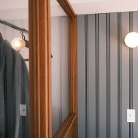 台東区小島の売買物件/寝室には雰囲気のよいスリットの入ったパネルや、木製のパーテーション