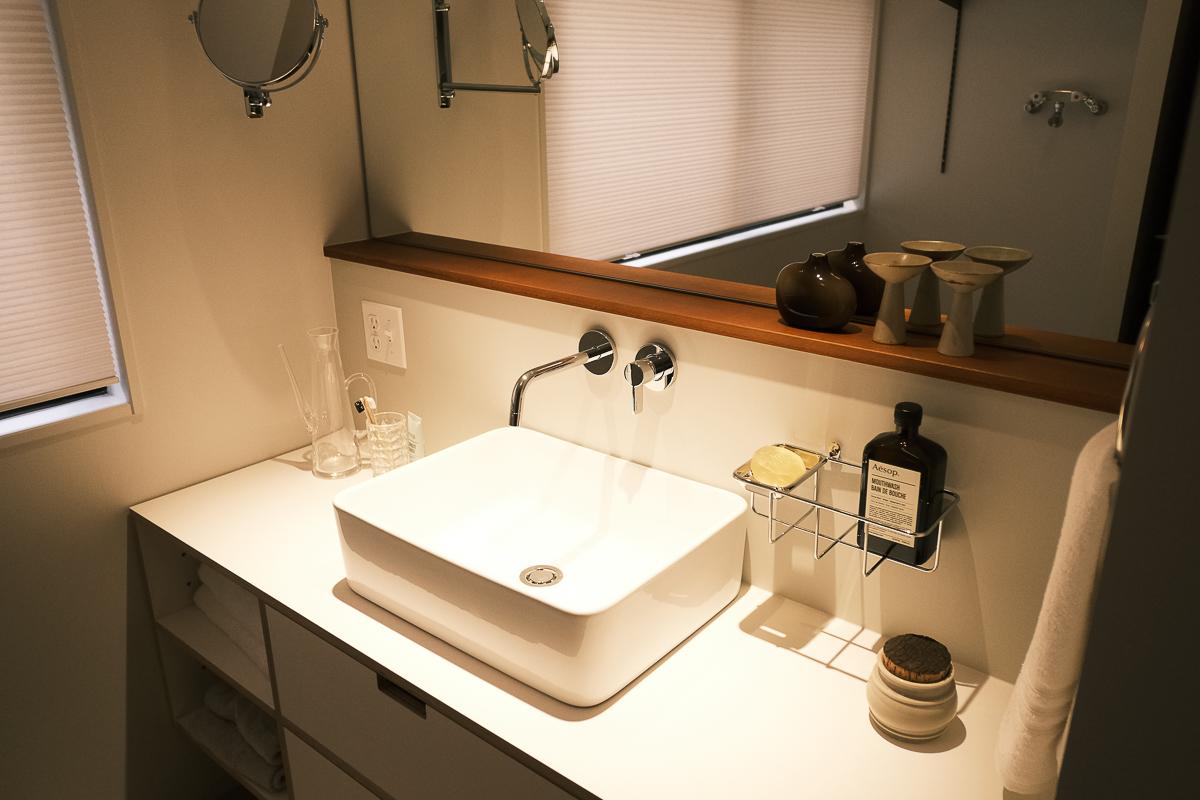 台東区小島の売買物件/洗面台もホテルライクな雰囲気
