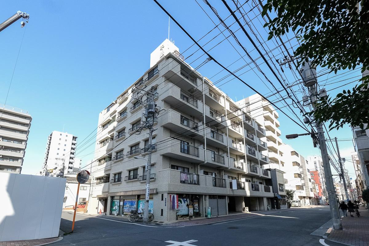 台東区小島の売買物件/外観。通りから一本入った、静かな場所に立つマンション