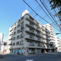 台東区小島の売買物件/外観。通りから一本入った、静かな場所に立つマンション