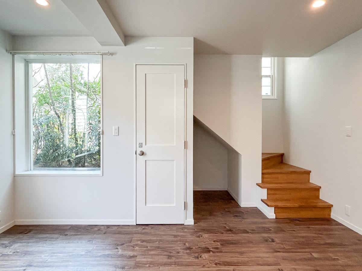 渋谷区南平台町の賃貸物件/窓からは共用部の植栽が顔を出し、室内にいろどりを加えています