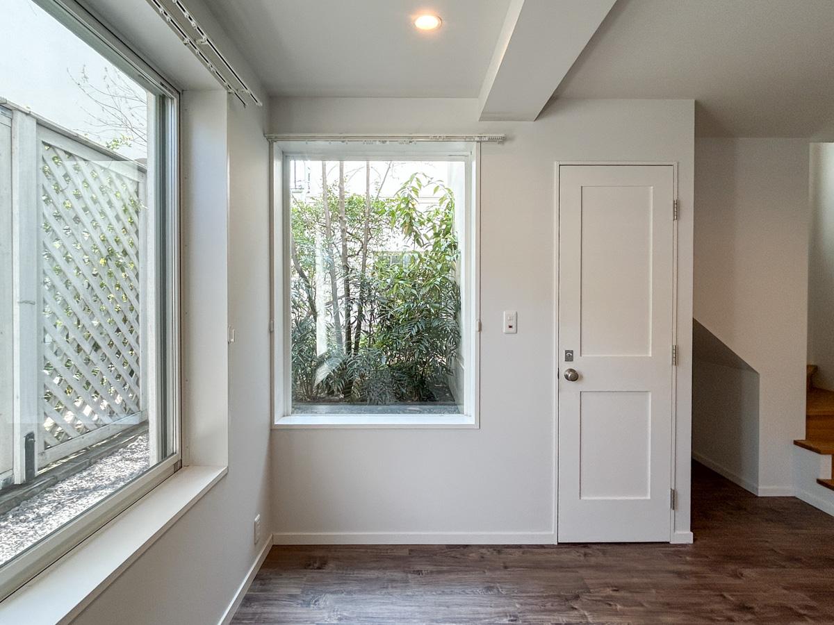 渋谷区南平台町の賃貸物件/1階の窓は２面になっており、光が心地よく室内に差し込みます