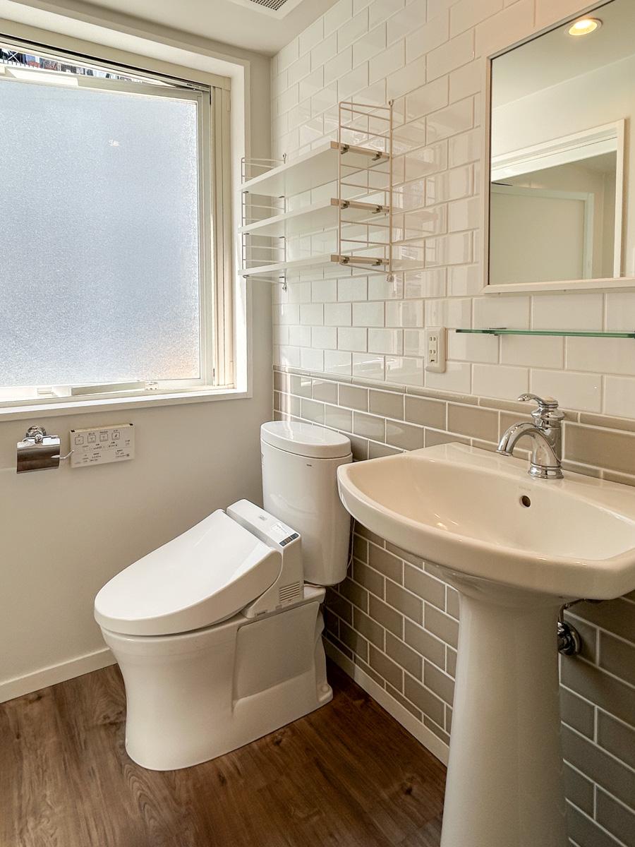 渋谷区南平台町の賃貸物件/２階トイレと洗面台