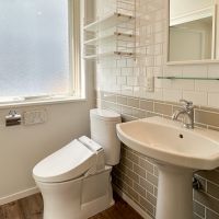 渋谷区南平台町の賃貸物件/２階トイレと洗面台