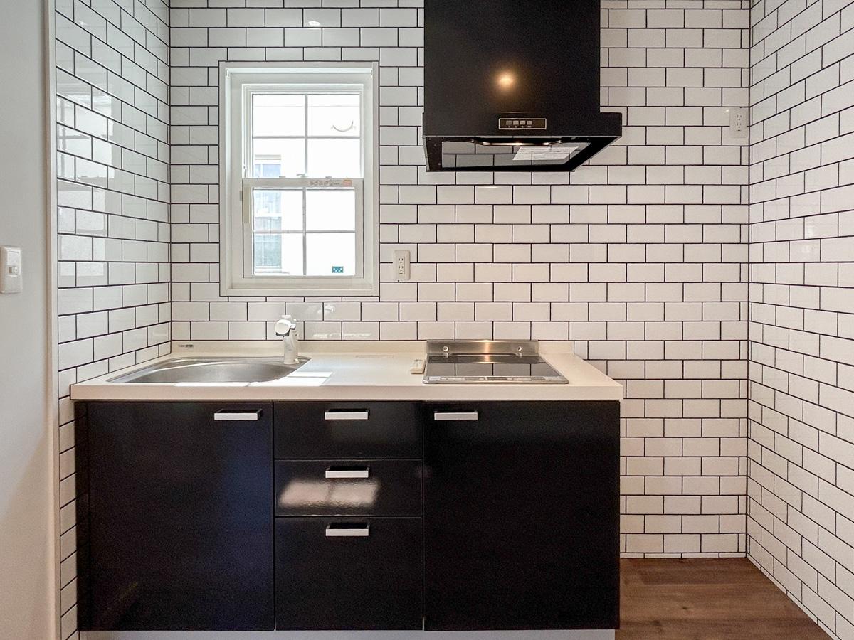 渋谷区南平台町の賃貸物件/キッチン。壁のタイルが特徴的
