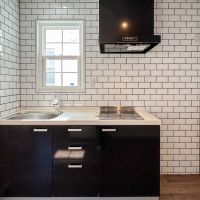 渋谷区南平台町の賃貸物件/キッチン。壁のタイルが特徴的