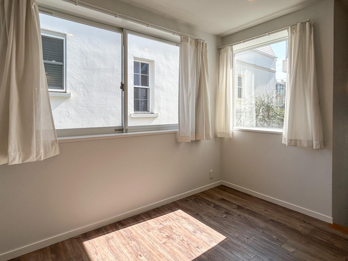 渋谷区南平台町の賃貸物件/2階も大きな窓がふたつあり、光が室内に溜まります