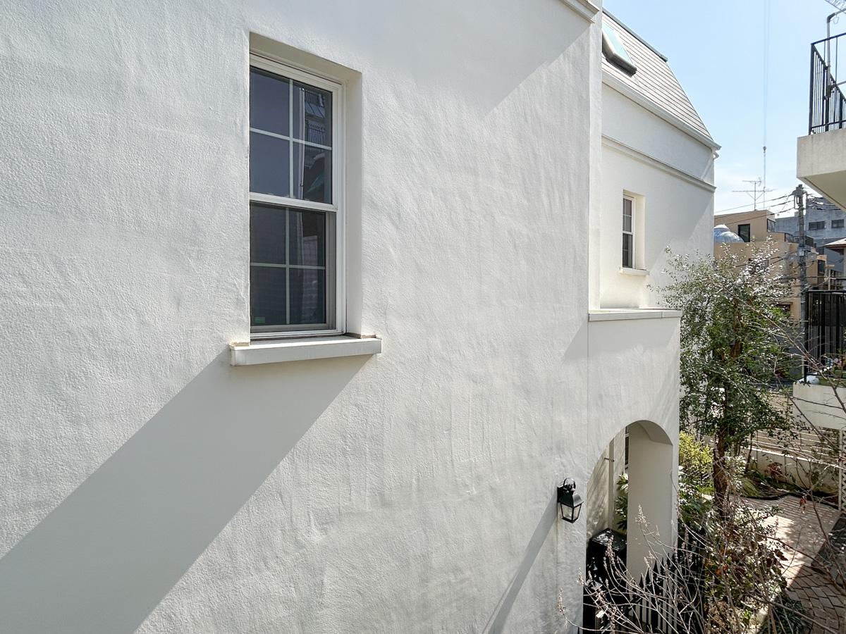 渋谷区南平台町の賃貸物件/2階から見える別棟が窓辺のムードを作ってくれています