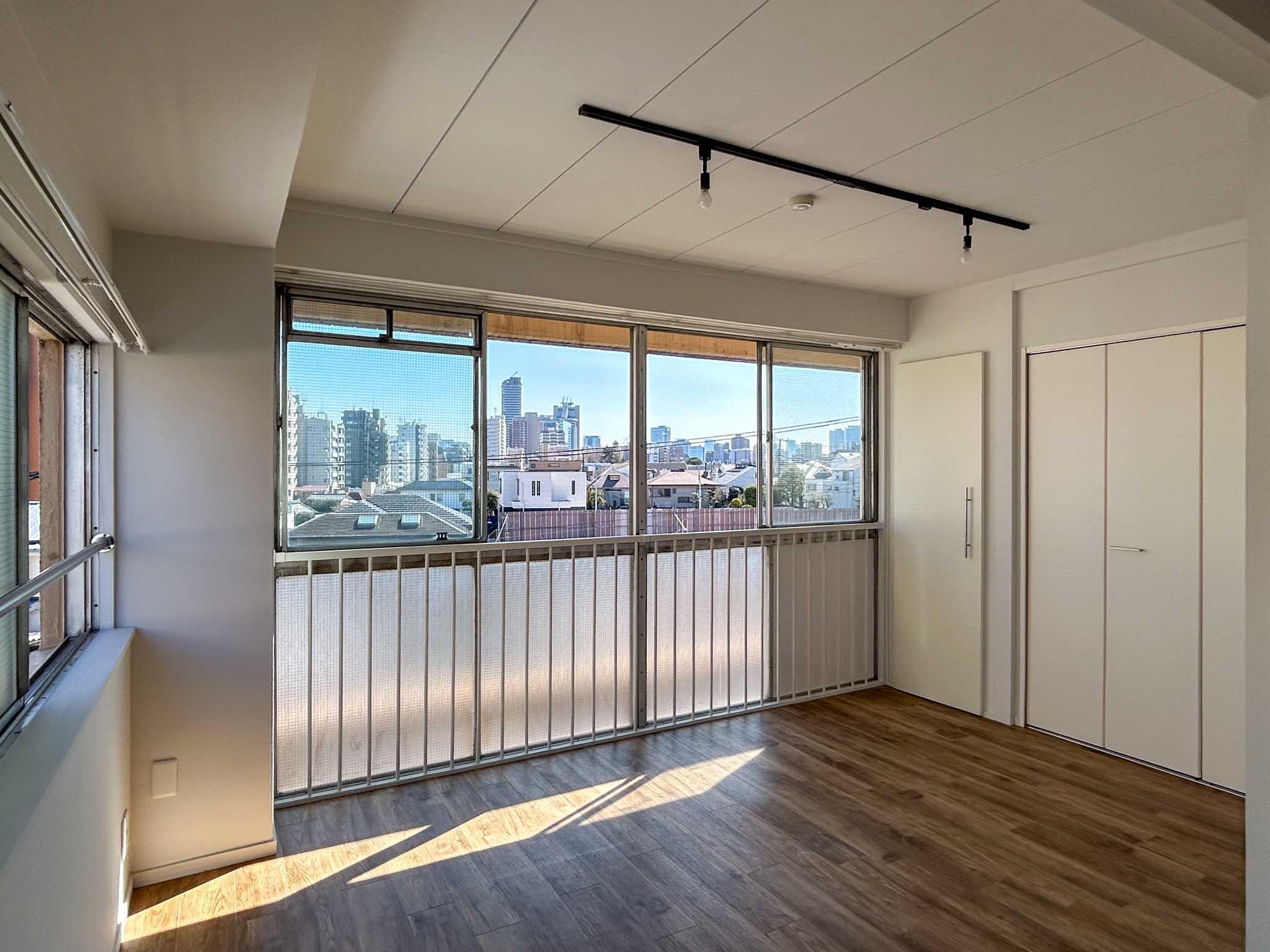 文京区白山の賃貸物件/南面の窓。ガラス面が広いので、光がたっぷり入ります