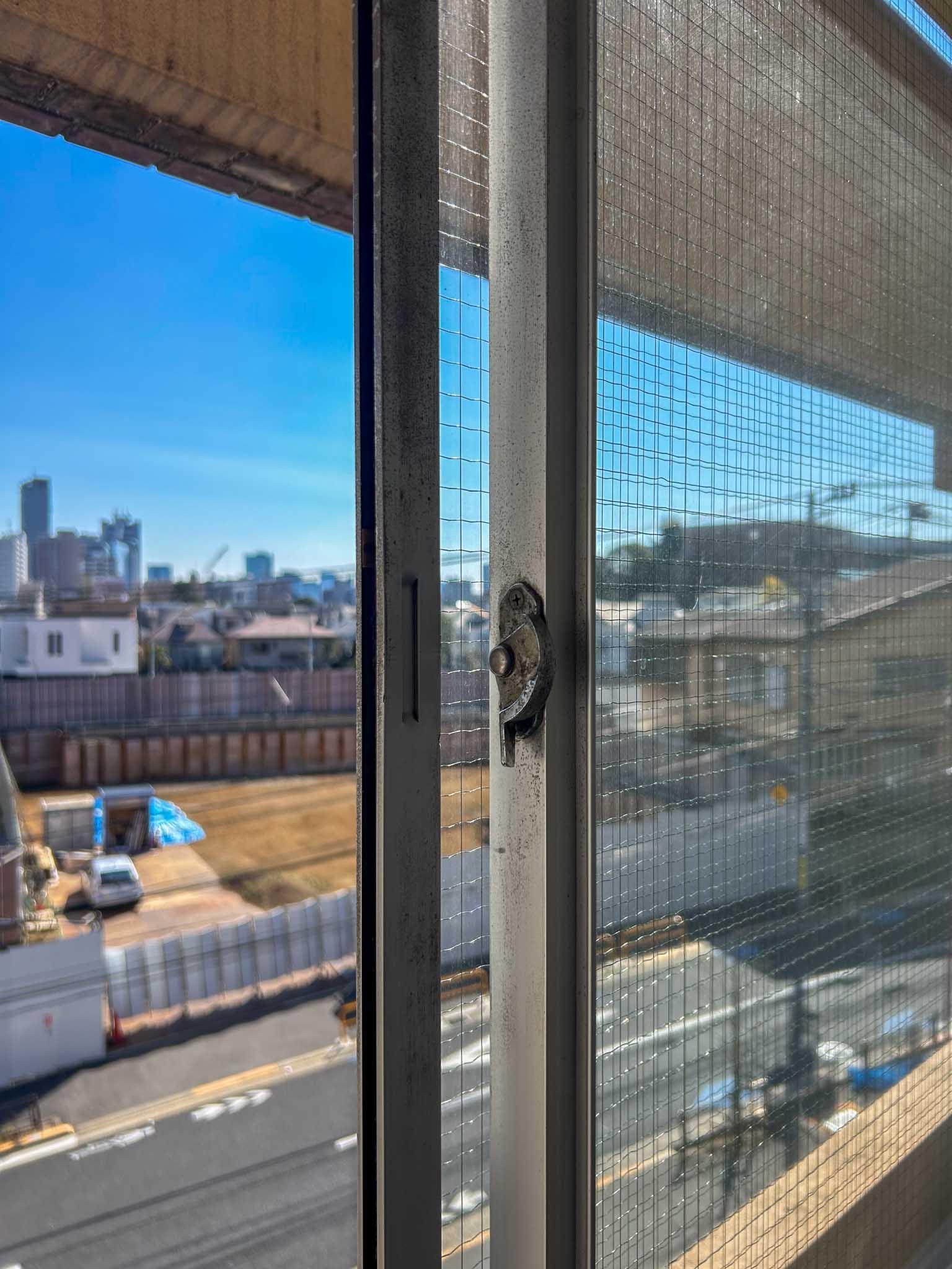 文京区白山の賃貸物件/昔ながらのスチールサッシ。工業的でいい感じですが、重いので開け閉めが大変です