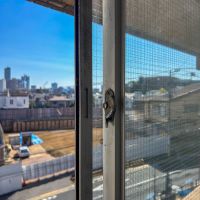 文京区白山の賃貸物件/昔ながらのスチールサッシ。工業的でいい感じですが、重いので開け閉めが大変です