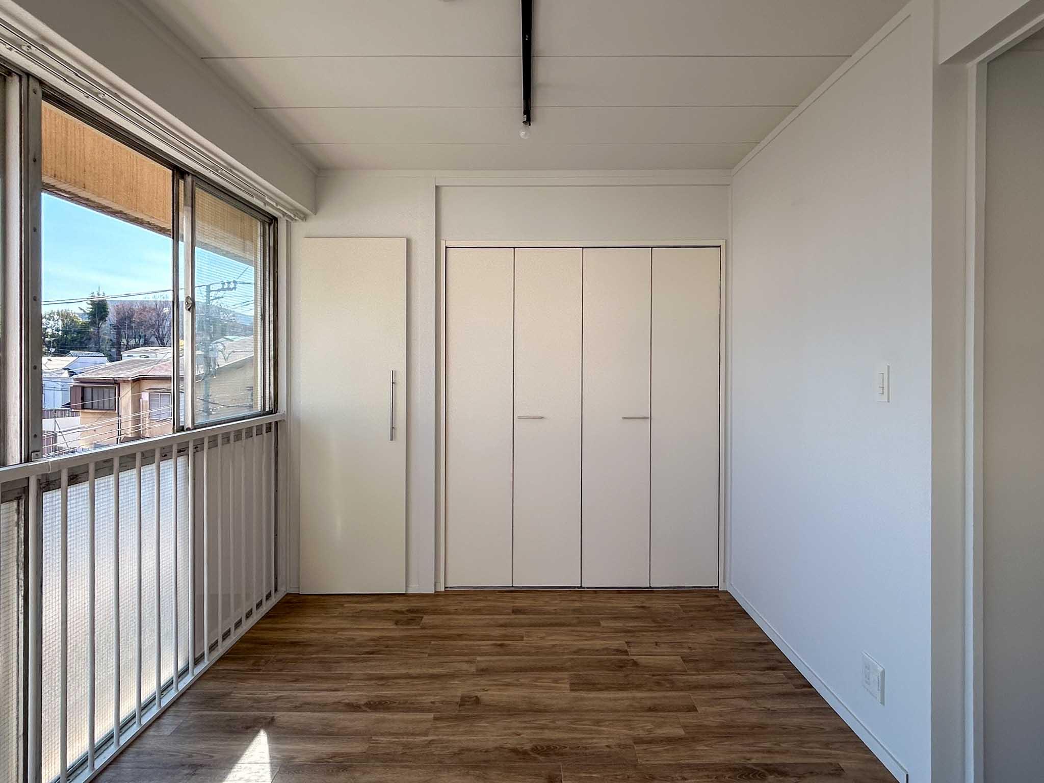 文京区白山の賃貸物件/リビングの西面に収納