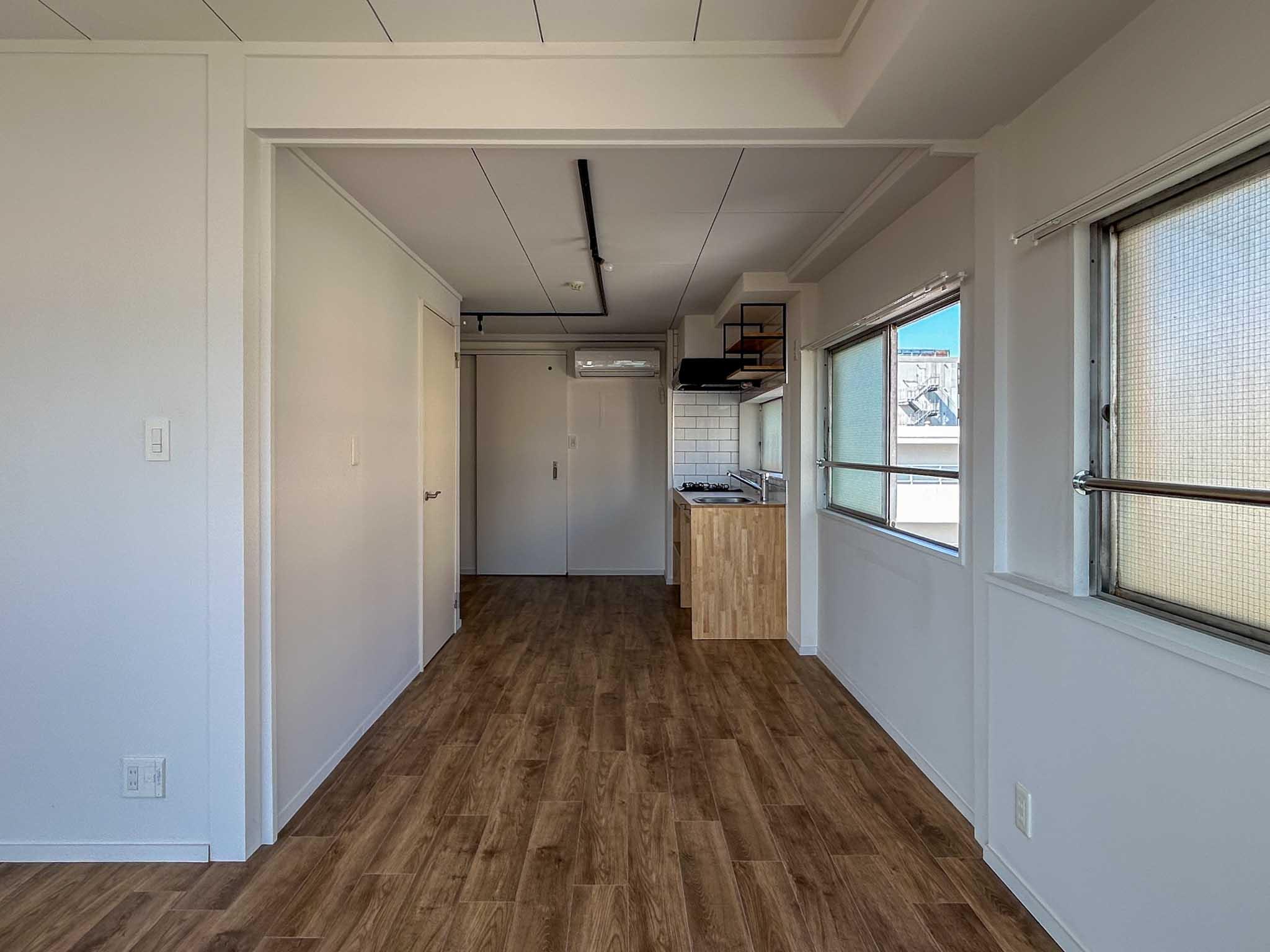 文京区白山の賃貸物件/キッチンの方をみる。キッチン横の窓際にダイニングテーブルを置いて食事するのがよさそう