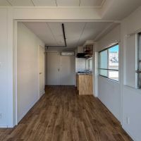 文京区白山の賃貸物件/キッチンの方をみる。キッチン横の窓際にダイニングテーブルを置いて食事するのがよさそう