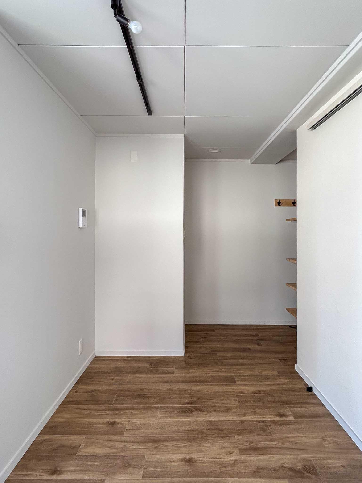 文京区白山の賃貸物件/玄関前のスペース。直射日光が当たらないので、オープンな書斎として使いやすそう