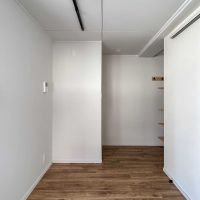 文京区白山の賃貸物件/玄関前のスペース。直射日光が当たらないので、オープンな書斎として使いやすそう