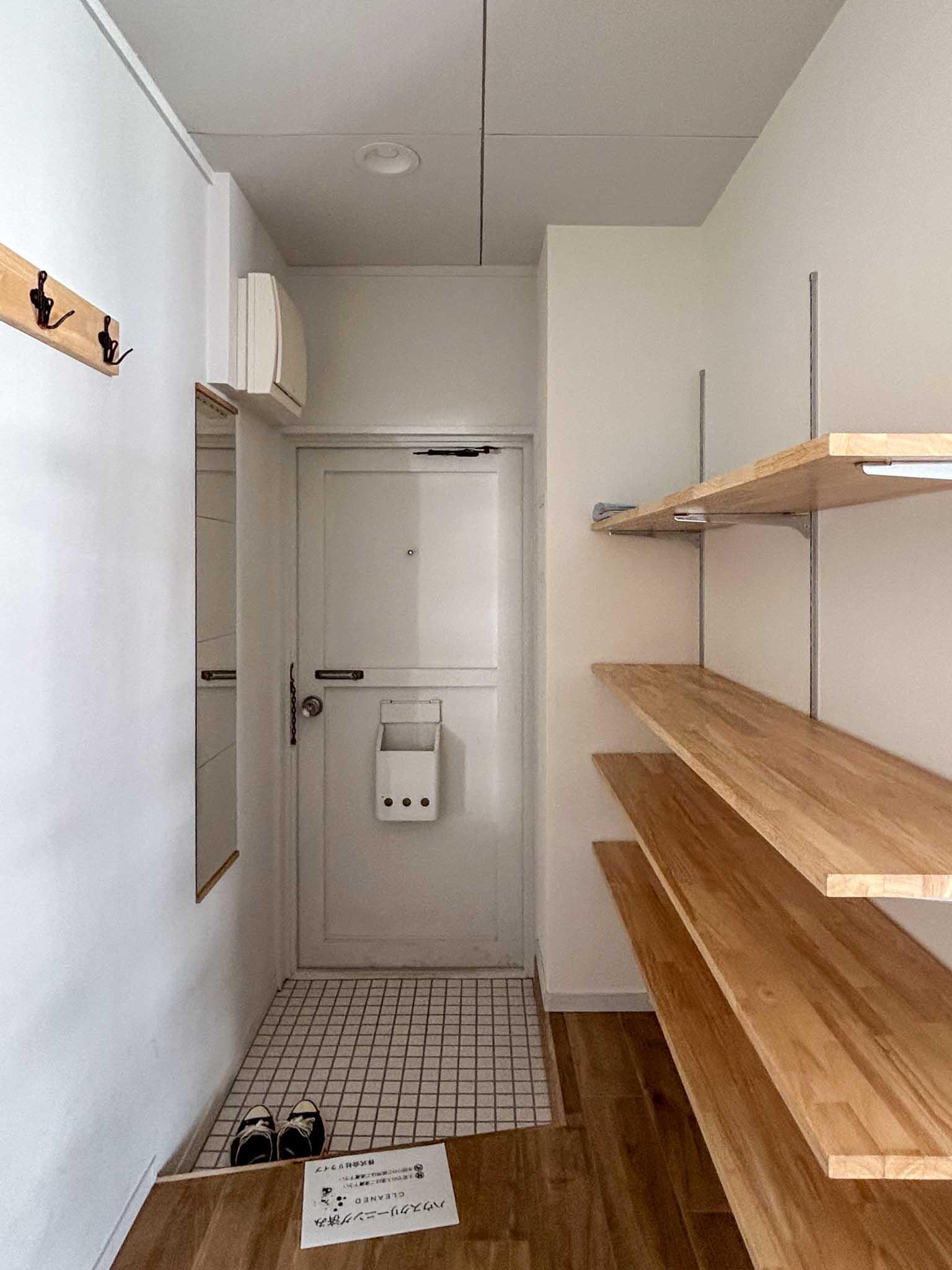 文京区白山の賃貸物件/ワイドな可動棚、上着やかばんを掛けるフック、姿見など、使い勝手がよさそうな玄関まわり