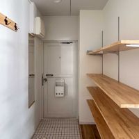 文京区白山の賃貸物件/ワイドな可動棚、上着やかばんを掛けるフック、姿見など、使い勝手がよさそうな玄関まわり