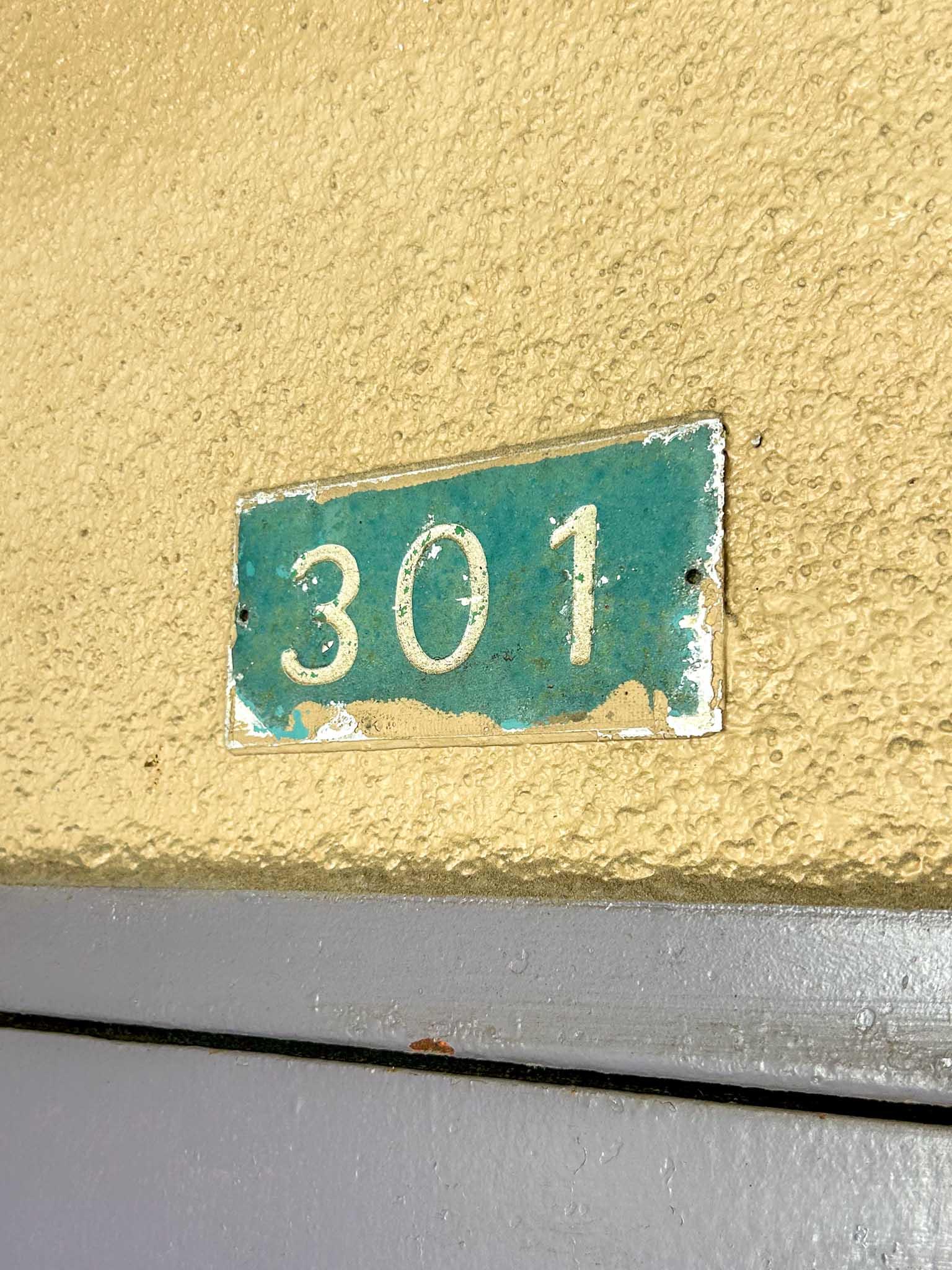 文京区白山の賃貸物件/室番号のプレート。いい感じに年季が入っている