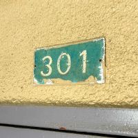 文京区白山の賃貸物件/室番号のプレート。いい感じに年季が入っている