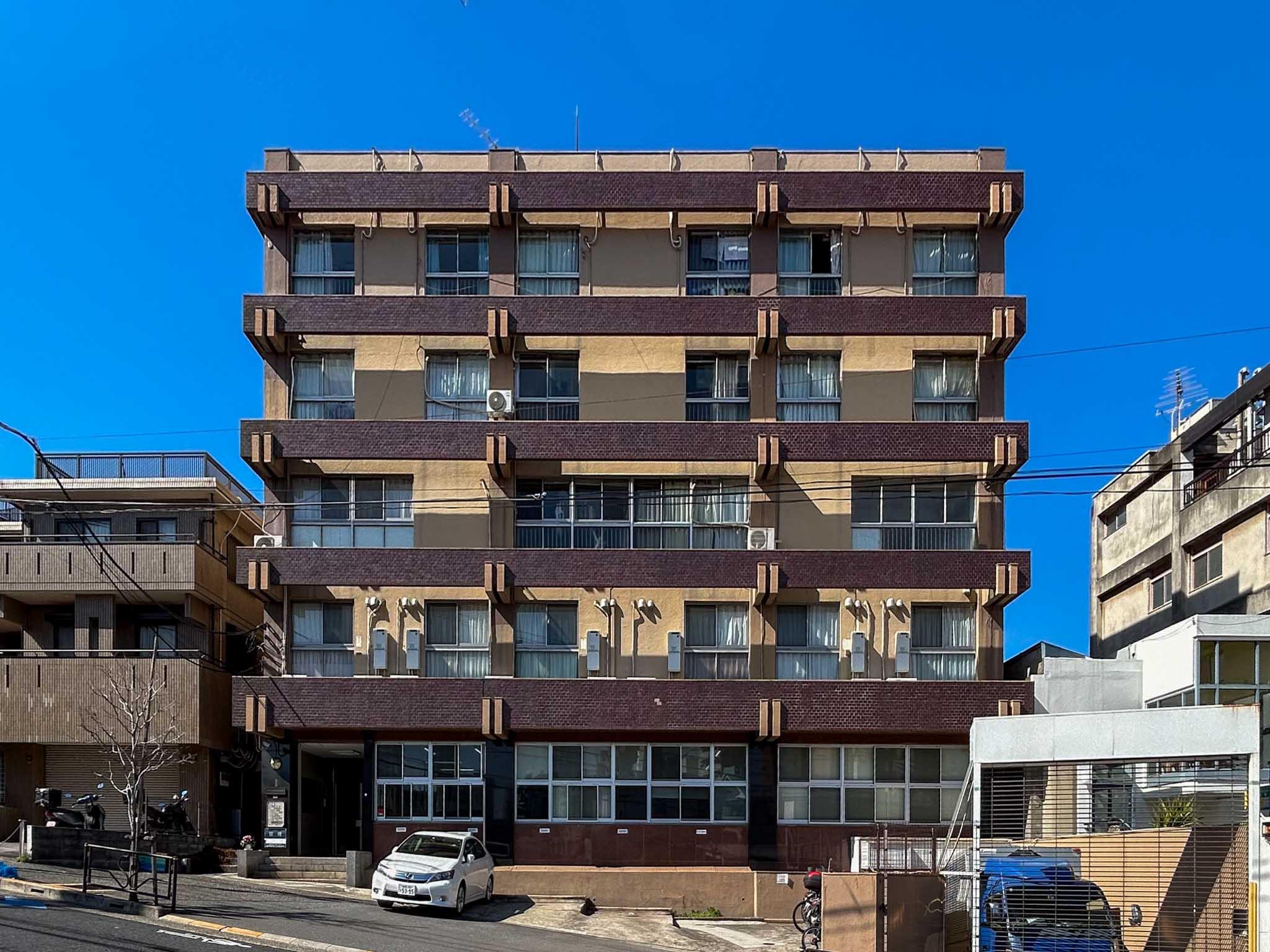 文京区白山の賃貸物件/かっこいい外観。レンガタイルや伝統木造建築のような梁の並びにグッときます