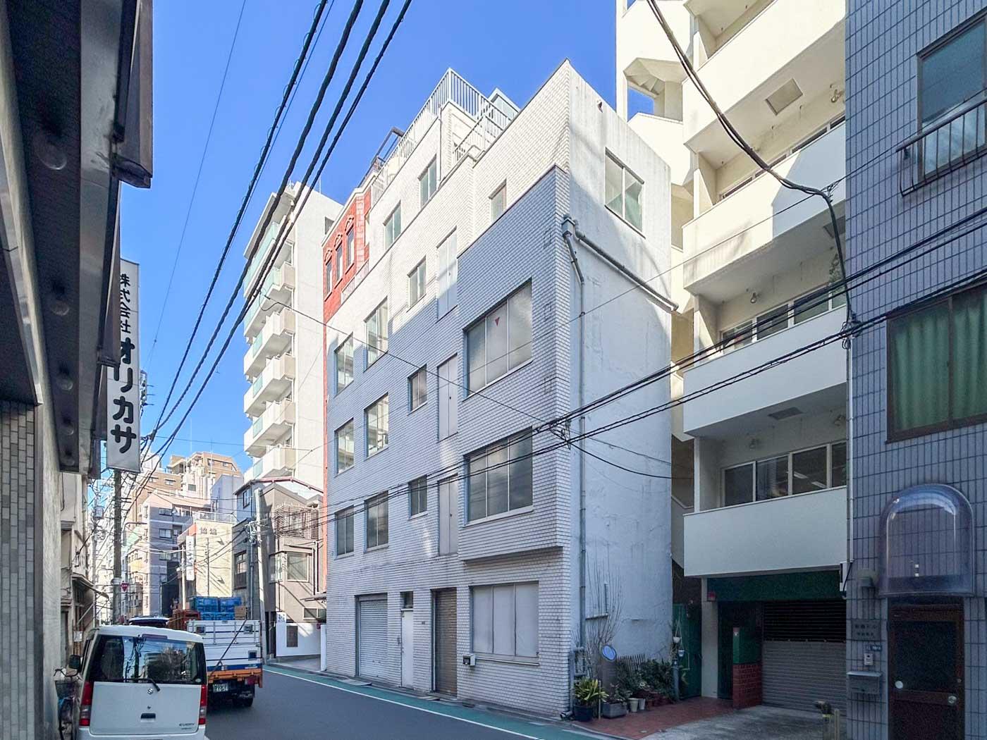 台東区鳥越の賃貸物件/外観。白いタイルをまとう元印刷工場