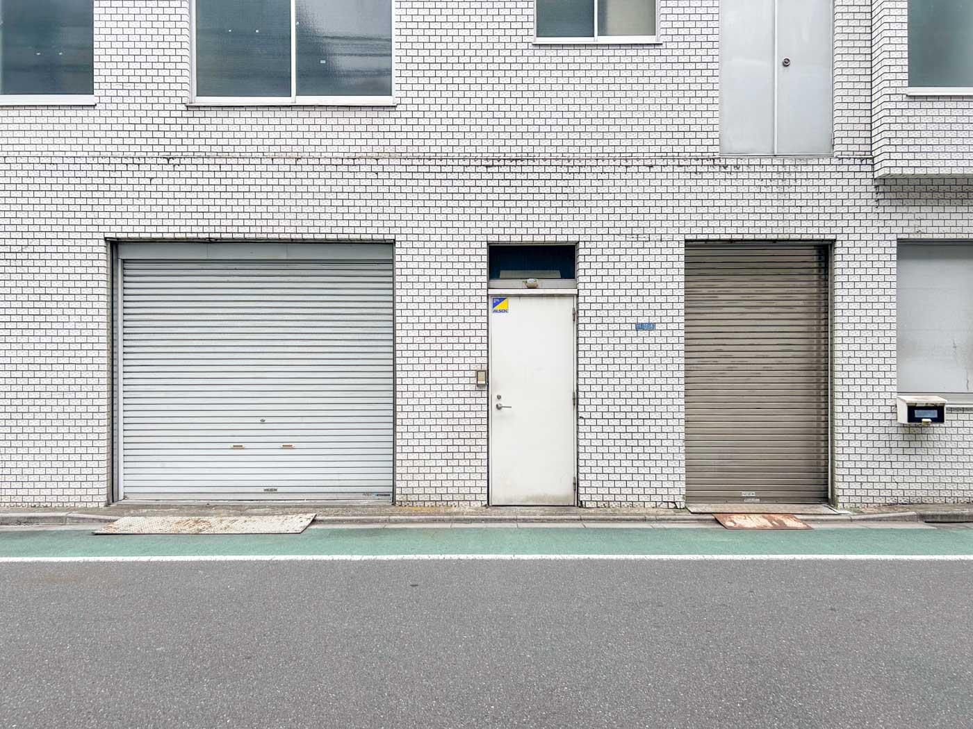 台東区鳥越の賃貸物件/大小のシャッターと真ん中の扉が出入口。用途に合わせて使い分けができる