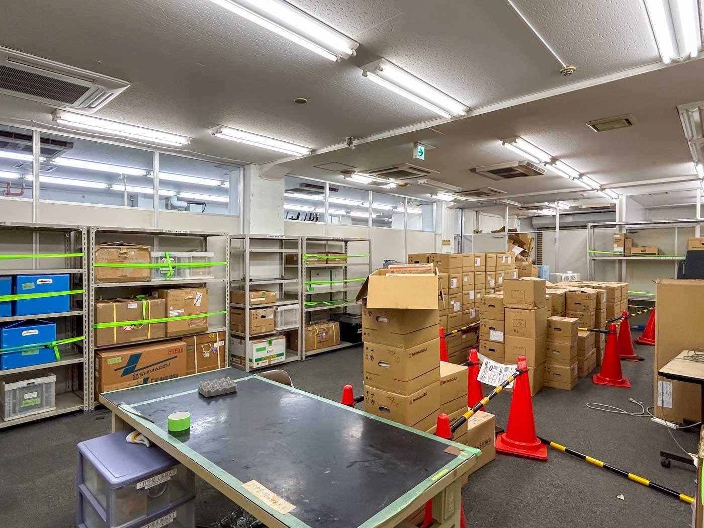 台東区鳥越の賃貸物件/1階：天井を張った状態で2.8mほど。中央に張られた間仕切壁は撤去される予定