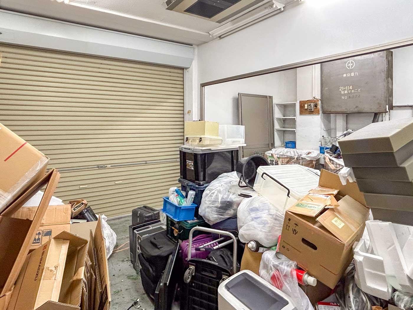 台東区鳥越の賃貸物件/1階：大きい方のシャッターを室内側から。残った荷物は撤去予定