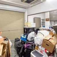 台東区鳥越の賃貸物件/1階：大きい方のシャッターを室内側から。残った荷物は撤去予定