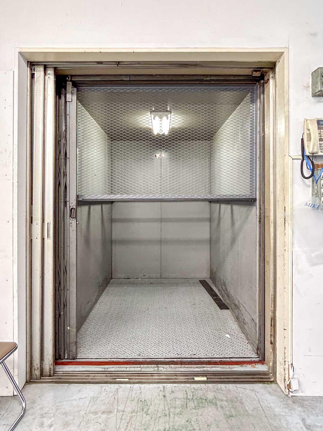台東区鳥越の賃貸物件/1階：2階とつながるリフト。荷物を運ぶのに重宝しそう