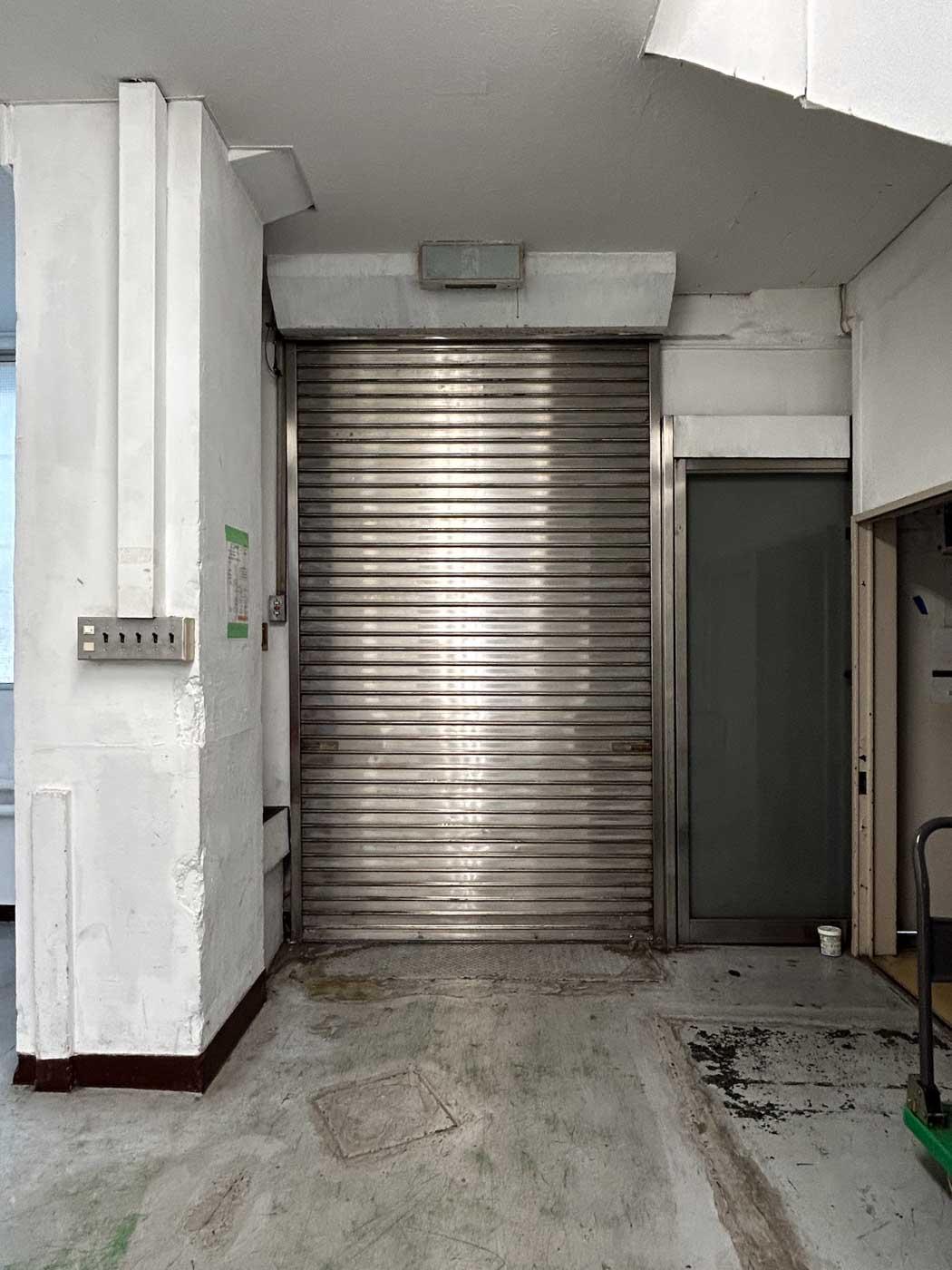 台東区鳥越の賃貸物件/1階：小さいシャッターを室内から。リフトの近くにあるので、大きい荷物でなければここから搬出入するイメージかなと