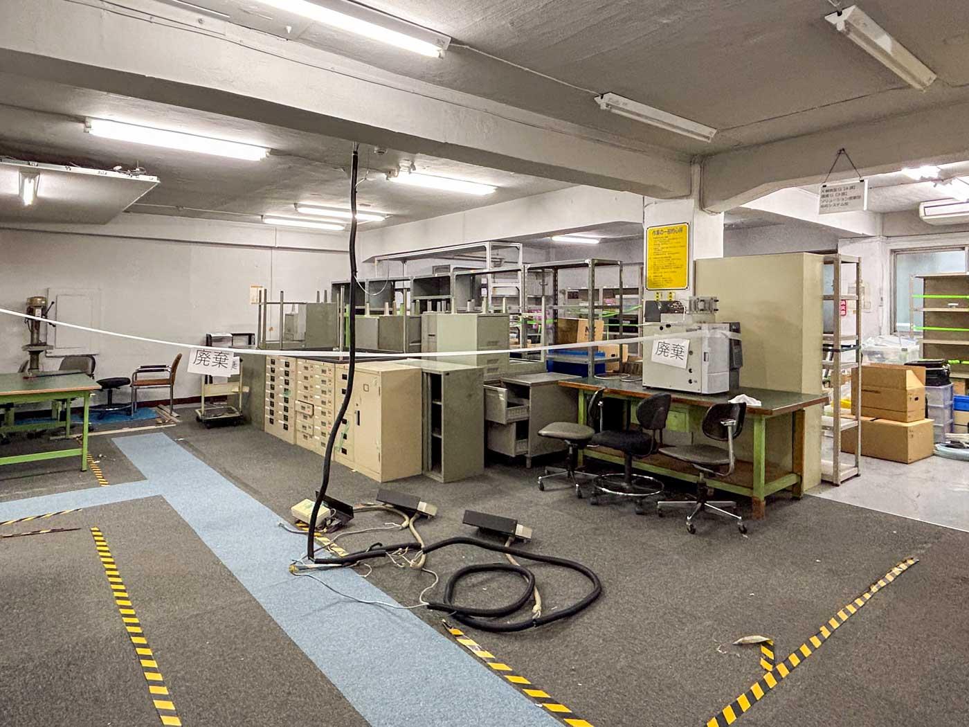 台東区鳥越の賃貸物件/2階：天井は抜かれた状態で2.7mほど。窓がなく過ごしやすさはないので、倉庫にちょうどいいフロア