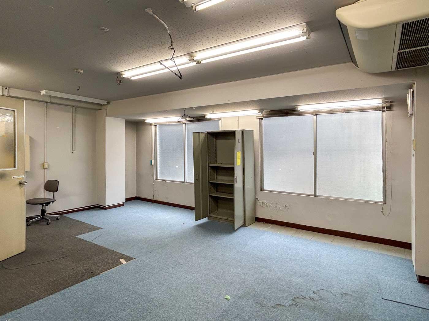 台東区鳥越の賃貸物件/2階：道路側（西側）にある小さいスペース。事務所として使っていたスペースとのこと