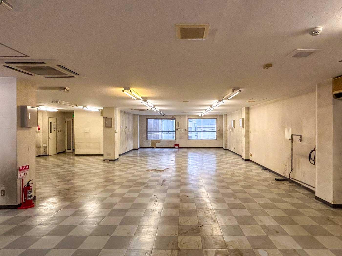 台東区鳥越の賃貸物件/3、4階：道路の方（西側）をみる。天井を張った状態で、高さは2.4mほど