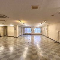 台東区鳥越の賃貸物件/3、4階：道路の方（西側）をみる。天井を張った状態で、高さは2.4mほど