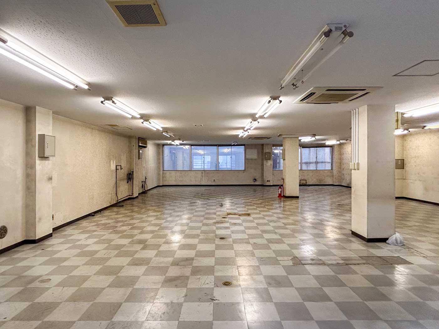 台東区鳥越の賃貸物件/3、4階：東側をみる。荷物や間仕切り壁がなければ、1、2階もこんな感じになります