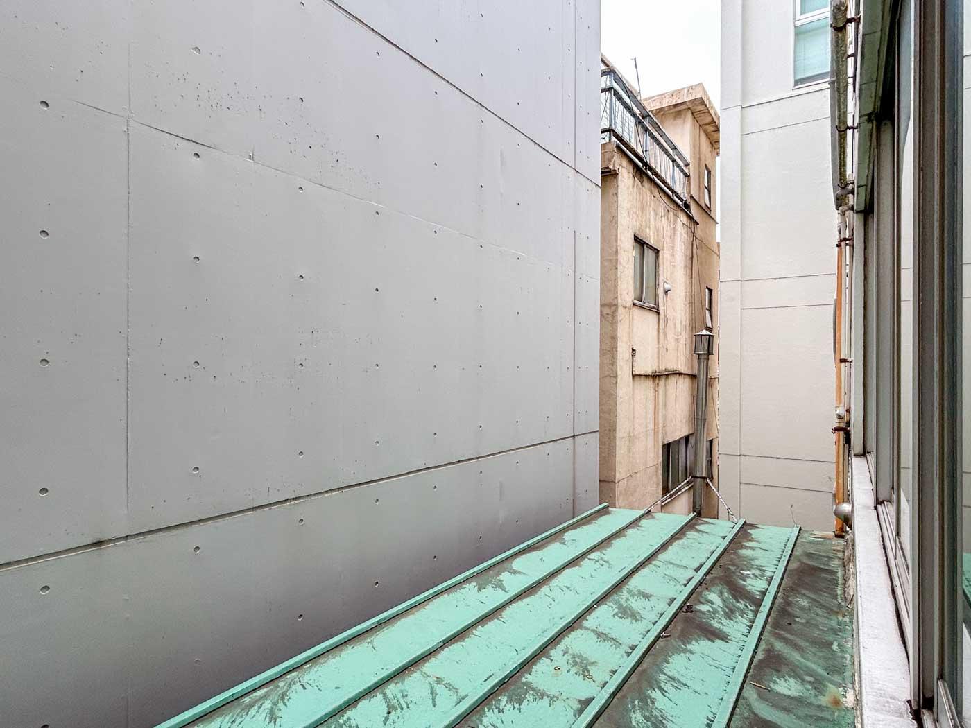 台東区鳥越の賃貸物件/3階東側の窓から。目の前に建物があります