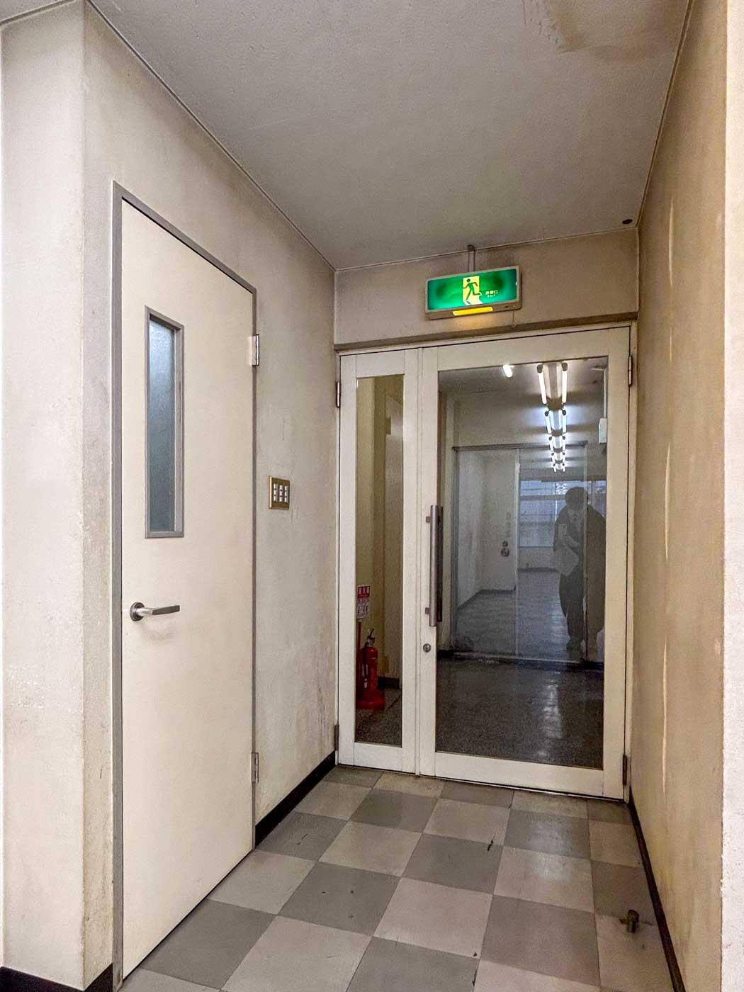 台東区鳥越の賃貸物件/3、4階：フロア出入り口。左横の個室内にミニキッチンがあります